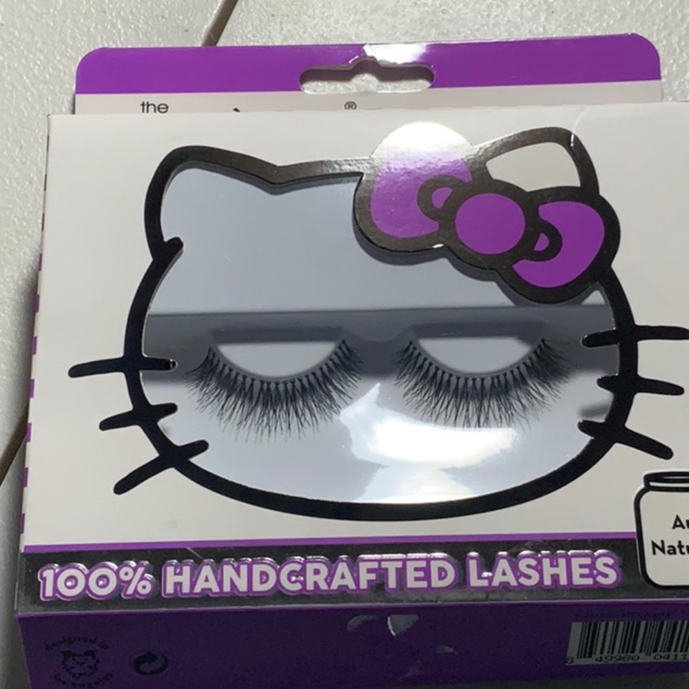 New the CREME HELLO KITTY LASHES